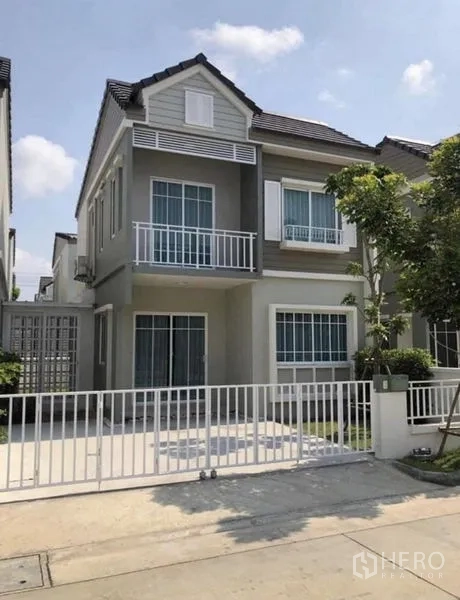 สำนักงานที่บ้าน ให้เช่าในSamut Prakan - ด้านนอกบ้านสองชั้นสไตล์โมเดิร์น มีระเบียง ที่จอดรถพร้อมรั้ว และสนามหญ้าหน้าบ้าน