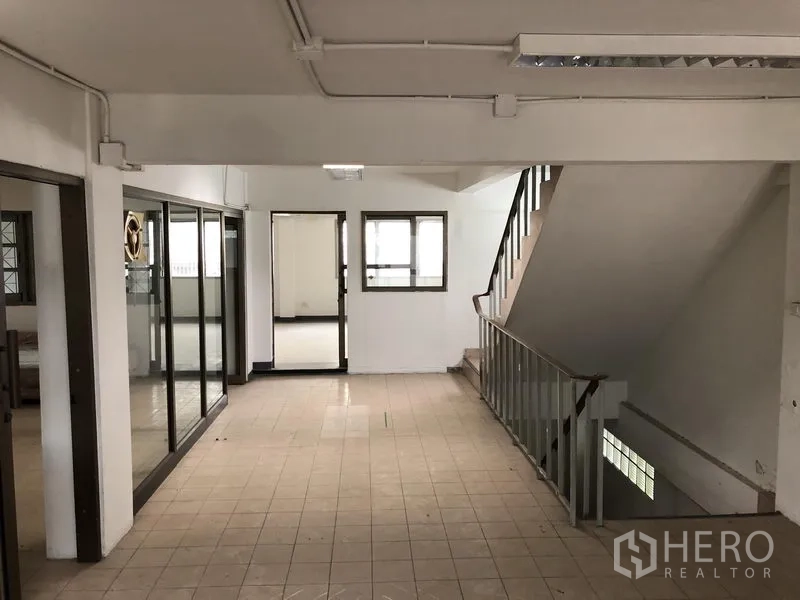 办公空间 出租在Huai Khwang, Bangkok - 宽敞楼梯平台，配滑动玻璃隔断