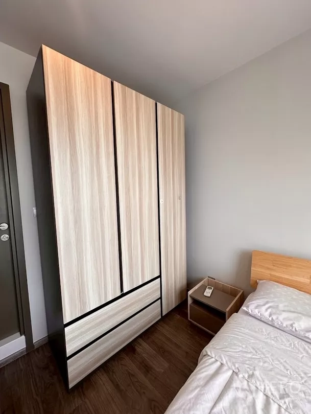 คอนโด ให้เช่าในChatuchak, Bangkok - ตู้เสื้อผ้าไม้สูงพร้อมลิ้นชักและโต๊ะข้างเตียง