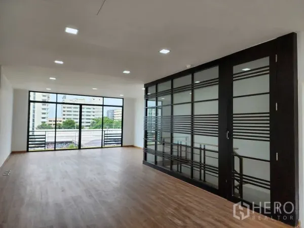 带办公室的家 出租在Prawet, Bangkok - 采光充足的办公区，落地窗与黑框玻璃隔断的会议室。