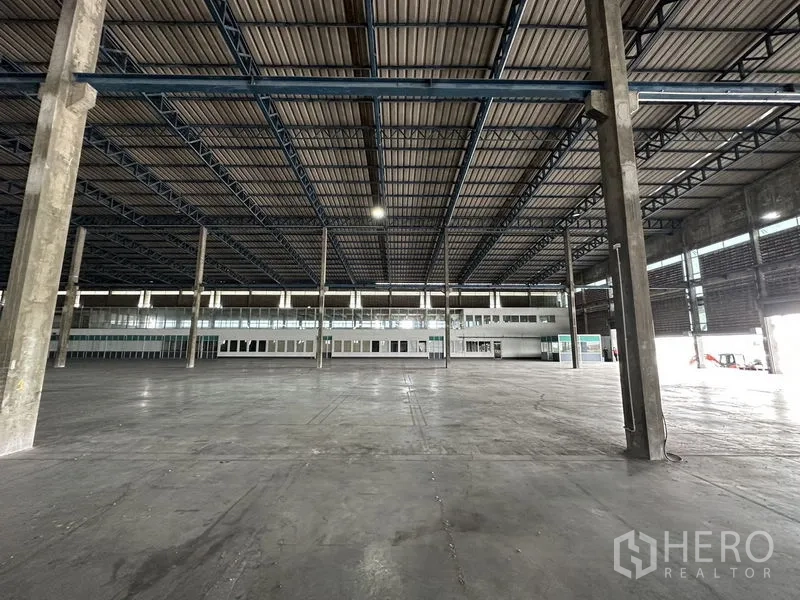 Factory for rent in Bang Sao Thong, Samut Prakan - Central view to glass-fronted office spaces beneath a steel truss roof.