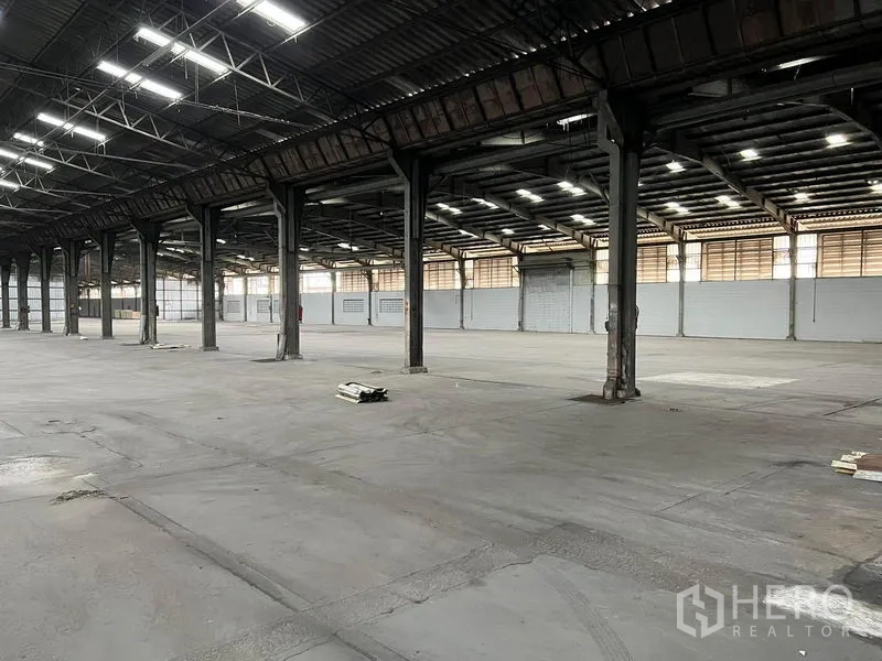 货栈 出租在Bang Pa-in, Phra Nakhon Si Ayutthaya - 仓库内钢柱成排，混凝土地面与百叶墙板
