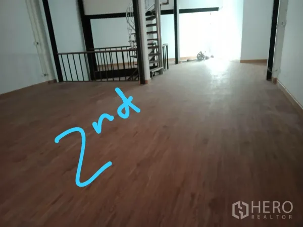 อาคารพาณิชย์ ให้เช่าในKhlong Toei, Bangkok - พื้นที่โล่งชั้น 2 พื้นไม้ บันไดเวียน เหมาะทำร้านหรือออฟฟิศ