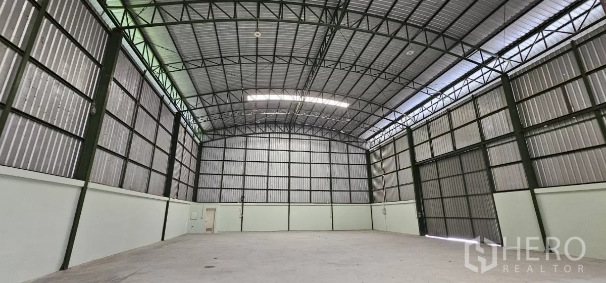 Warehouse for rent in Lat Krabang, Bangkok - Spacious 800 sq.m. storage hall with 9 m clear height and large industrial sliding doors.