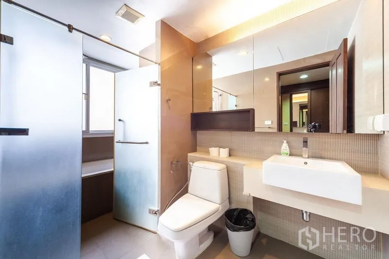 คอนโด ให้เช่าในWatthana, Bangkok - ห้องน้ำสะอาดพร้อมตู้กระจก อ่างล้างหน้า และห้องอาบน้ำกระจก