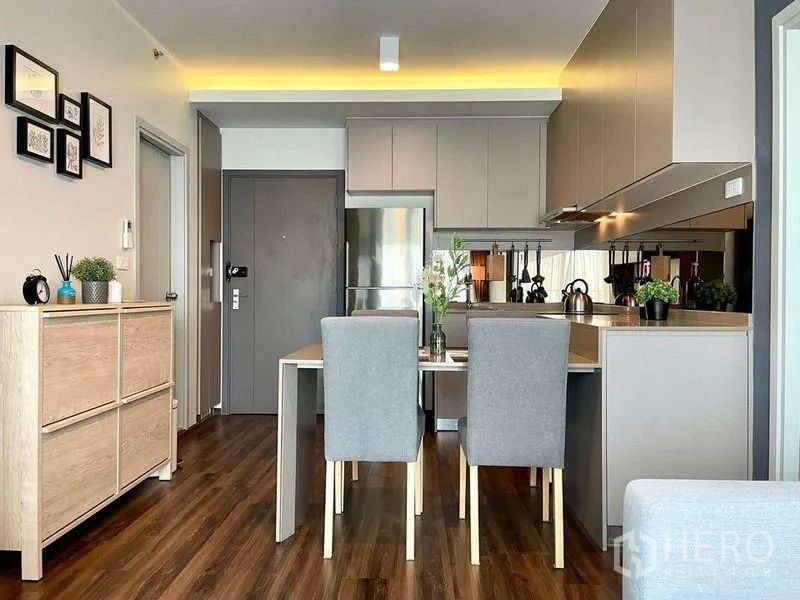 公寓 出租或出售在Phra Khanong, Bangkok - 开放式厨房与餐区，内置橱柜及不锈钢冰箱。