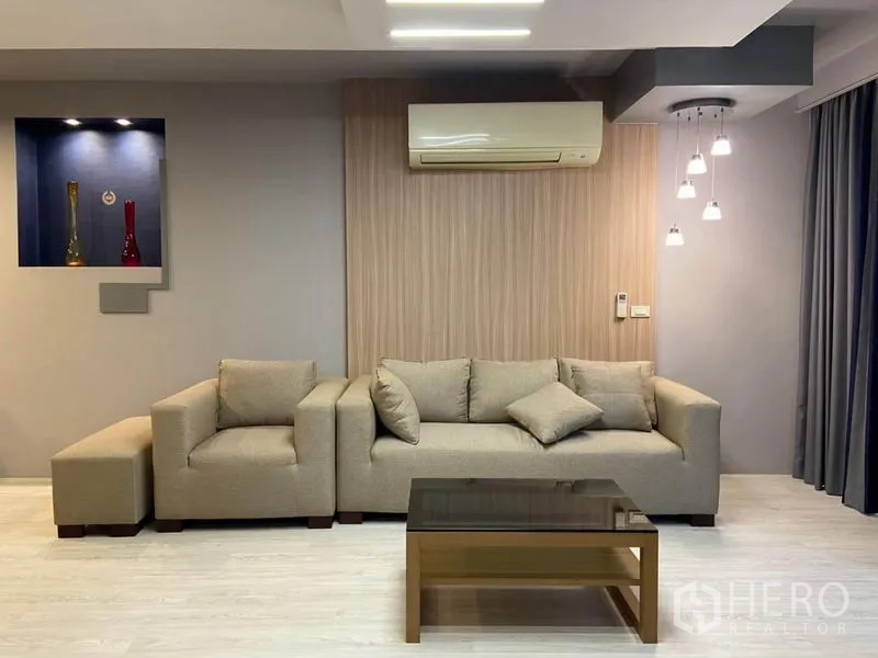 คอนโด ให้เช่าในWatthana, Bangkok - มุมรับแขกผนังลายไม้ โซฟา เครื่องปรับอากาศ และไฟแขวน