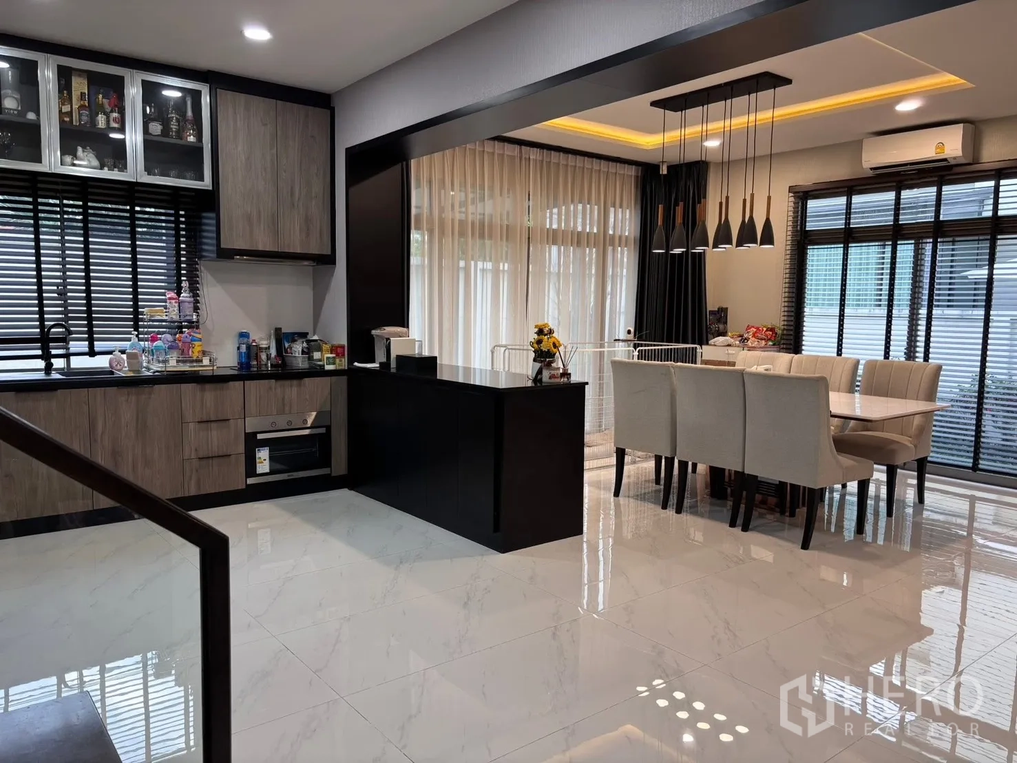 Detached House for rent in Bang Phli, Samut Prakan - Dining area with pendant lights beside the kitchen and wide windows.