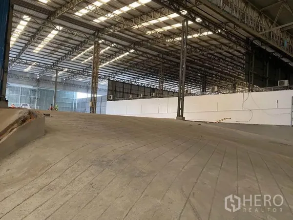 Factory for rent in Khlong Toei, Bangkok - Heavy-duty internal loading ramp inside the factory with steel columns and skylit roofing.