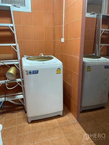 สำนักงานที่บ้าน ให้เช่าในKhlong Toei, Bangkok - ห้องซักล้าง เครื่องซักผ้าฝาบน พื้นกระเบื้องสีส้ม