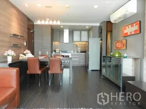 คอนโด ให้เช่าในWatthana, Bangkok - ห้องนั่งเล่นและห้องทานอาหารแบบโอเพ่น พร้อมหน้าต่างเต็มผนัง แสงไฟโมเดิร์น และวิวเมือง