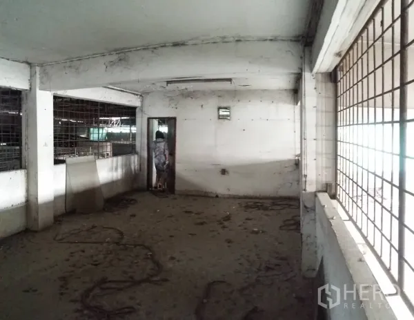 สำนักงาน ให้เช่าในDon Mueang, Bangkok - ห้องทำงานขนาดเล็กสภาพดิบ ผนังยังไม่ตกแต่ง พร้อมช่องหน้าต่างตะแกรงรับแสงธรรมชาติ