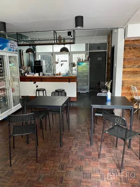 สำนักงานที่บ้าน ให้เช่าในPathum Wan, Bangkok - มุมบาร์สไตล์คาเฟ่ โคมไฟแขวน ชั้นแขวนแก้ว และโต๊ะรับประทานอาหารสีดำ