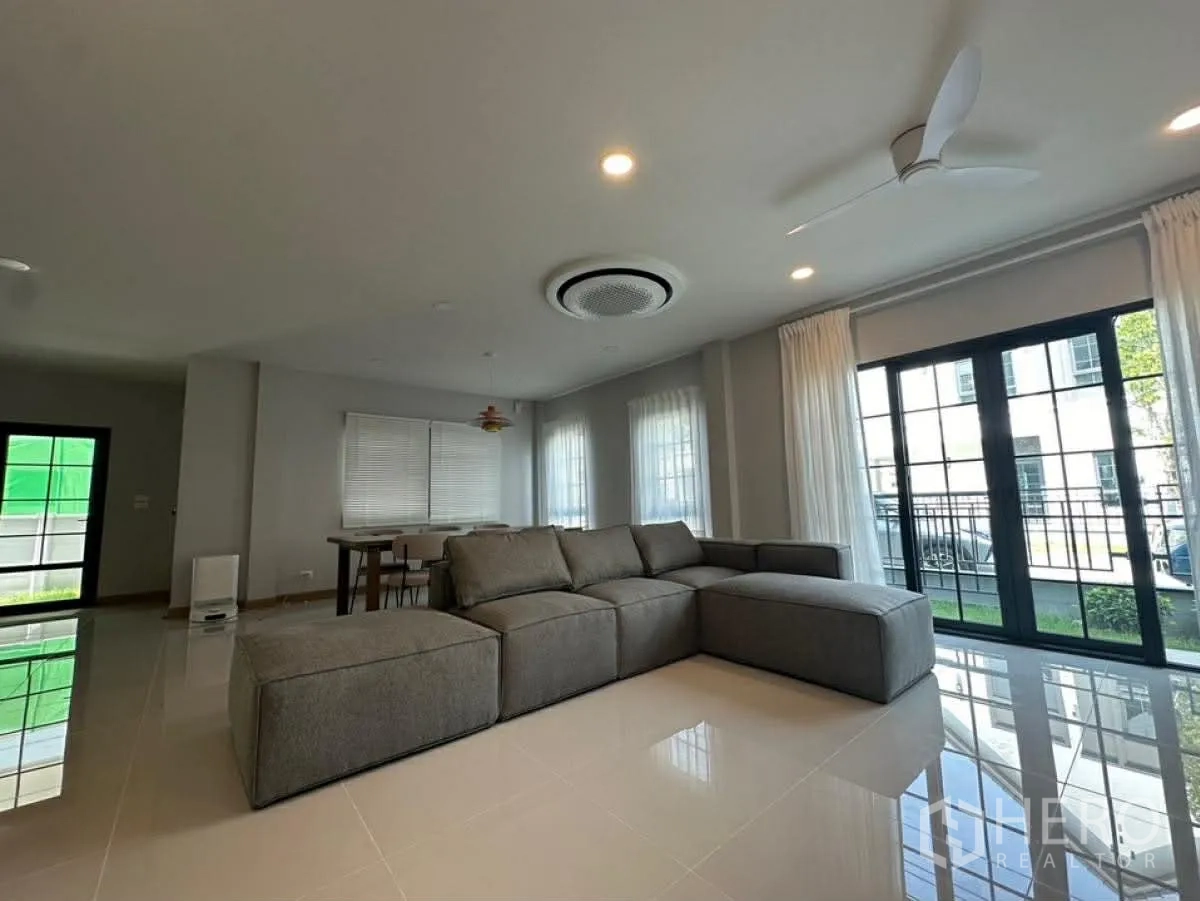 บ้านเดี่ยว for rent in Bang Phli, Samut Prakan - ห้องนั่งเล่นกว้างพร้อมโซฟาตัวใหญ่และประตูกระจกบานเลื่อน