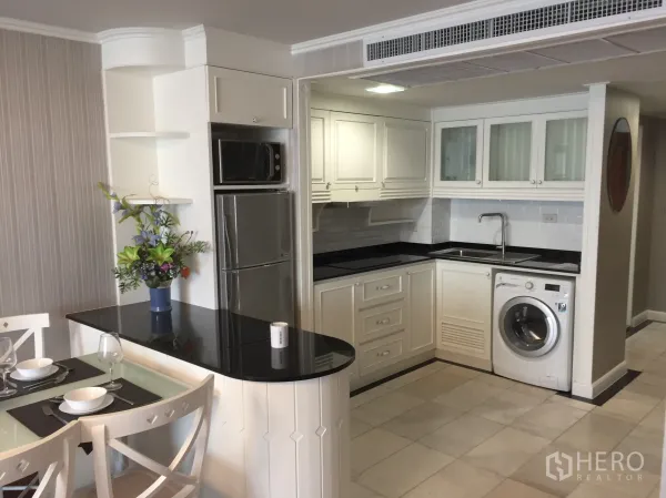 คอนโด ให้เช่าในKhlong Toei, Bangkok - ครัวยูเชฟสีขาว ท็อปหินสีดำ อ่างล้างจาน ตู้เย็น ไมโครเวฟ และเครื่องซักผ้า ติดกับพื้นที่ทานอาหาร