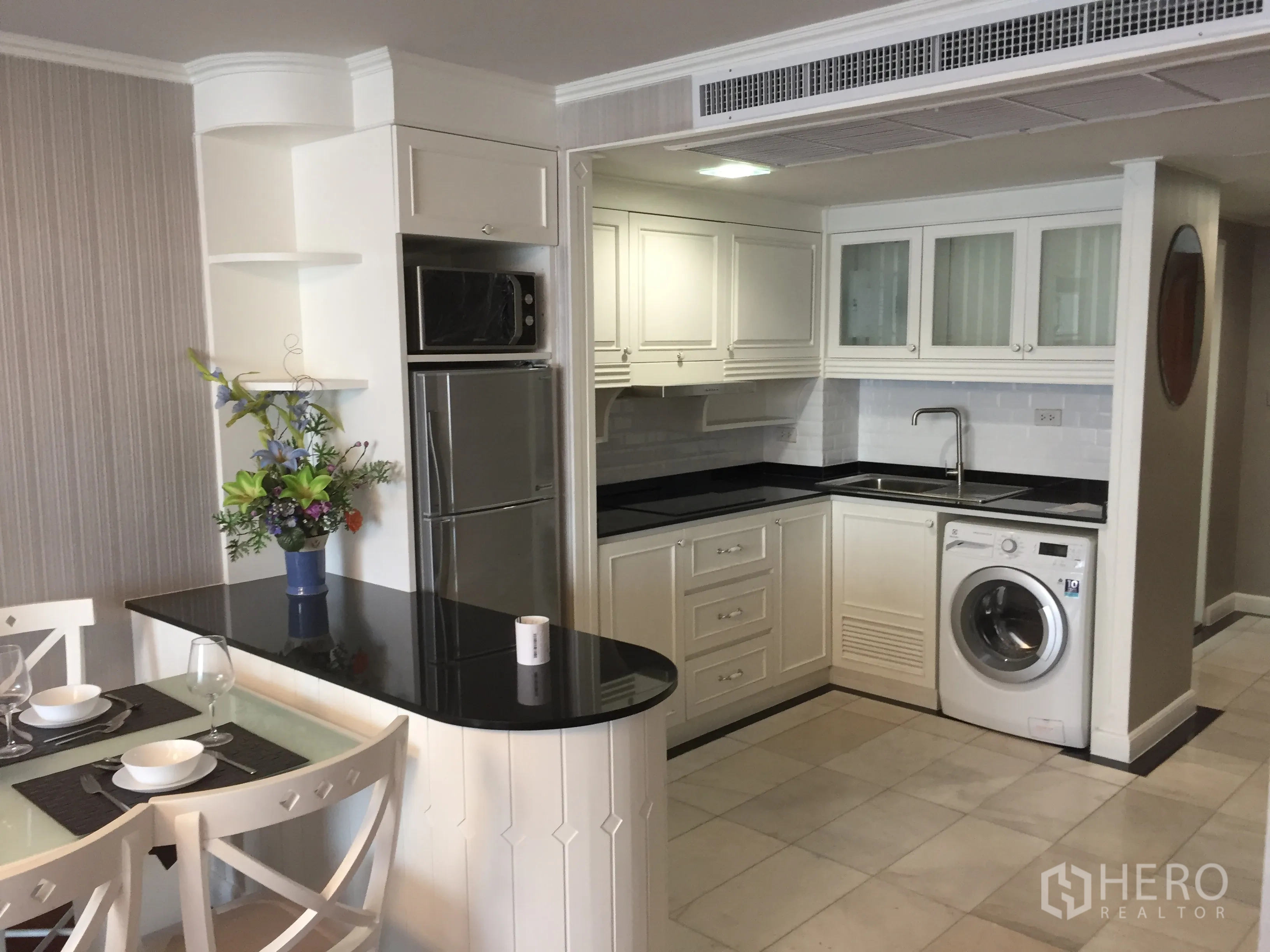 คอนโด ให้เช่าในKhlong Toei, Bangkok - ครัวยูเชฟสีขาว ท็อปหินสีดำ อ่างล้างจาน ตู้เย็น ไมโครเวฟ และเครื่องซักผ้า ติดกับพื้นที่ทานอาหาร