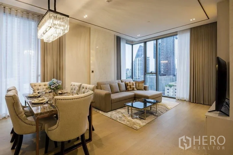 คอนโด ให้เช่าในWatthana, Bangkok - มุมนั่งเล่น-ทานอาหารริมกระจก มองเห็นวิวเมืองกว้าง พร้อมโคมระย้าและโซฟา