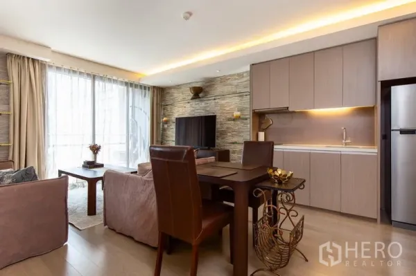 คอนโด ให้เช่าในWatthana, Bangkok - ห้องนั่งเล่นคอนโดเอกมัยพร้อมครัวเปิด โต๊ะทานข้าว และผนังลายหิน