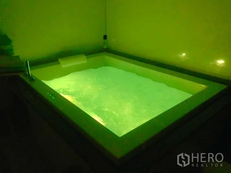 Detached House for rent or sale in Bang Phli, Samut Prakan - Indoor jacuzzi tub with mood lighting