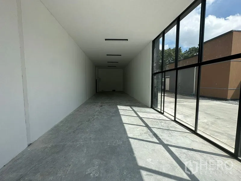 คลังสินค้า ให้เช่าในBang Phli, Samut Prakan - พื้นที่สำนักงานหรือโชว์รูมด้านหน้าสว่างด้วยผนังกระจกเต็มบาน กรอบสีดำ