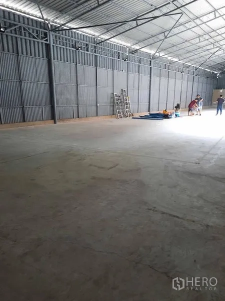 คลังสินค้า ให้เช่าในSathon, Bangkok - ภายในโกดังโล่งกว้าง หลังคาโครงเหล็กสูง พื้นคอนกรีต ผนังเมทัลชีท