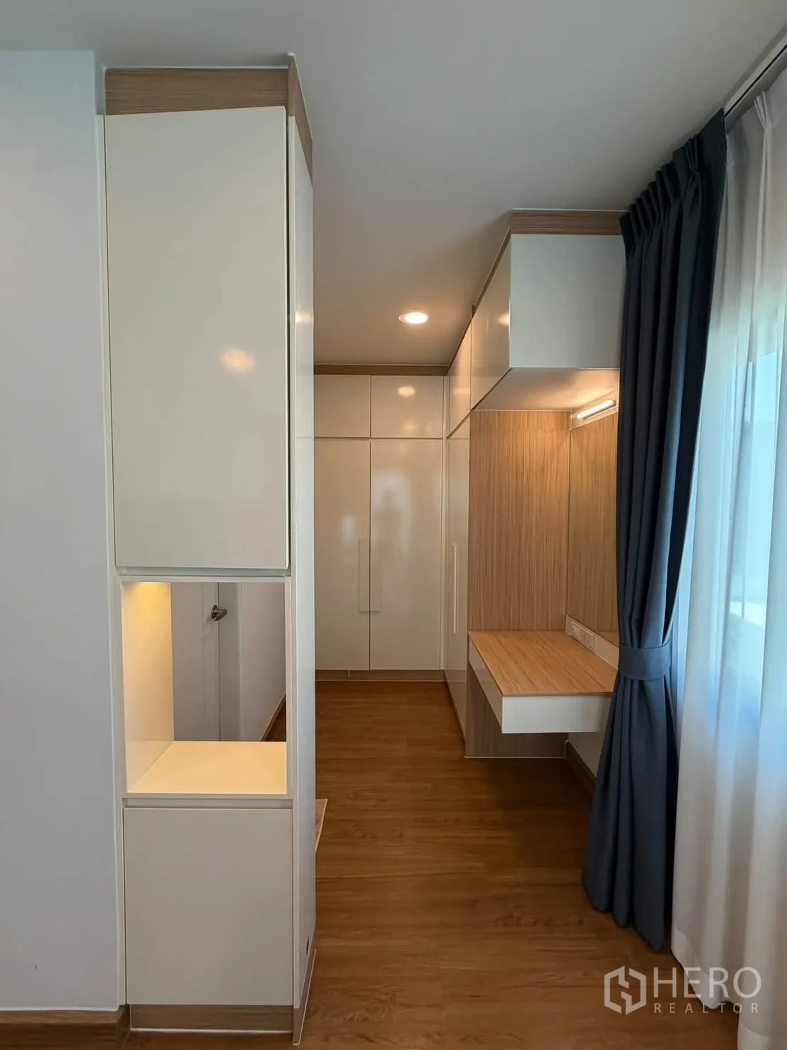 บ้านเดี่ยว for rent in Bang Phli, Samut Prakan - ตู้บิลต์อินและโต๊ะแต่งตัวติดหน้าต่างพร้อมผ้าม่าน.
