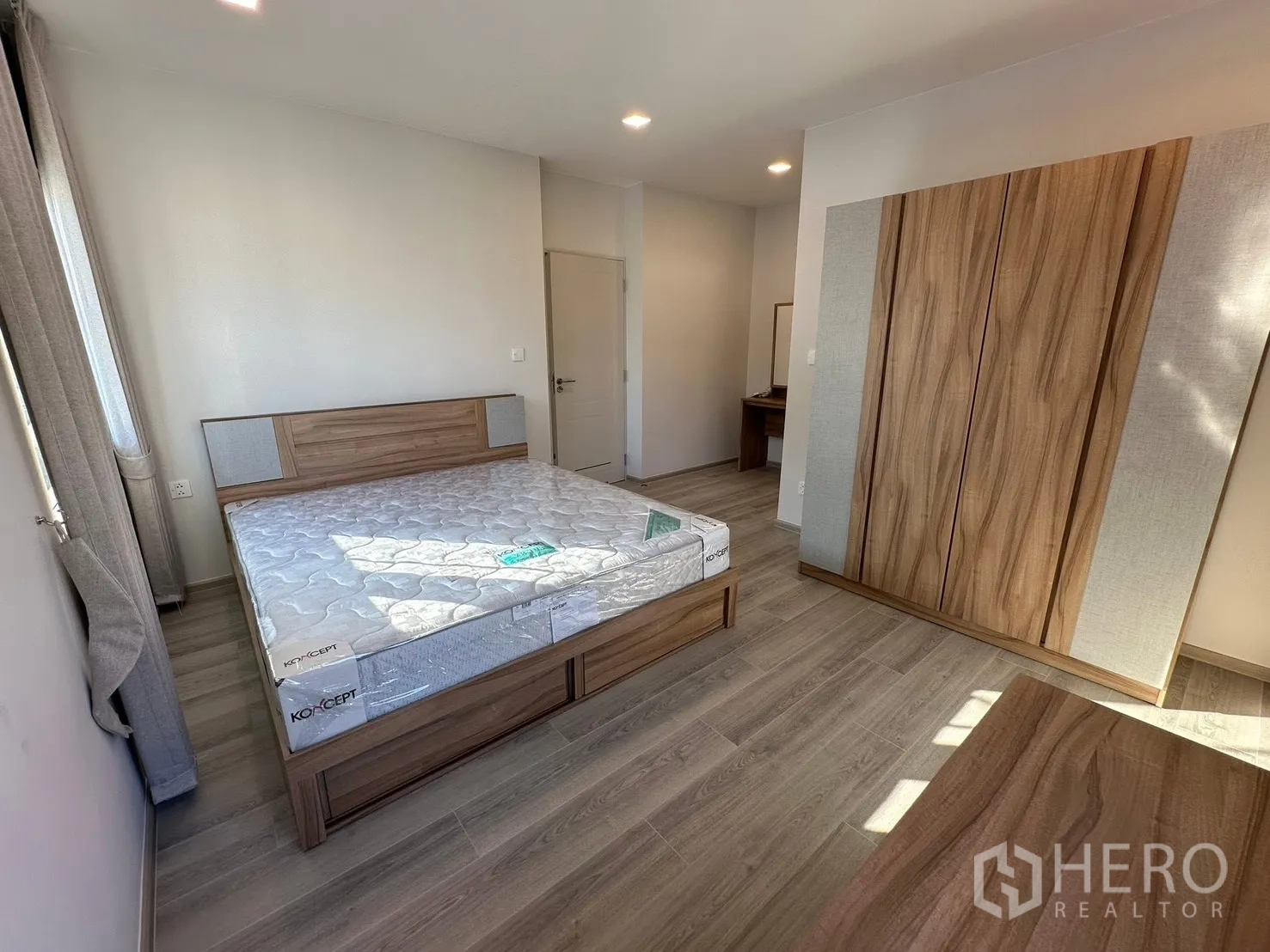 Detached House for rent in Bang Phli, Samut Prakan - Bright bedroom with wooden bed, wardrobe, and light wood floors.