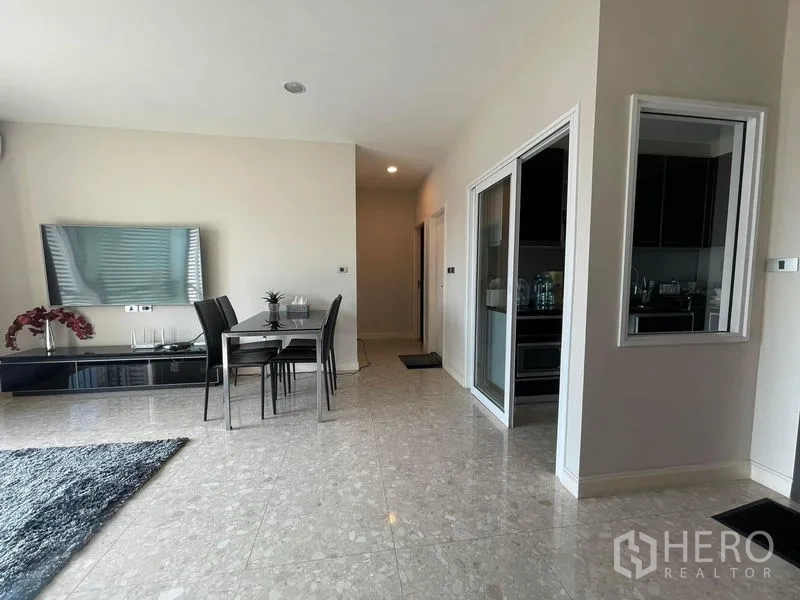 คอนโด ขายในKhlong Toei, Bangkok - มุมรับประทานอาหาร ทีวีติดผนัง ประตูกระจกเข้าสู่ครัว และโถงทางเดิน