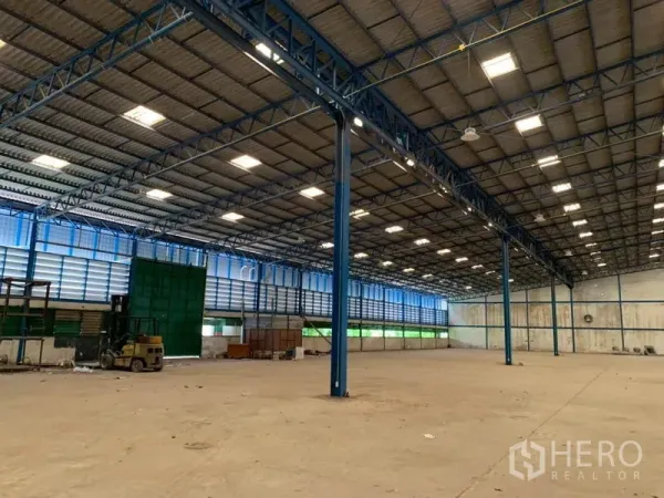 โรงงาน ให้เช่าในChon Buri - ช่วงอาคารสูงโปร่ง ผนังระบายอากาศ ประตูขนาดใหญ่และพื้นที่รถยก