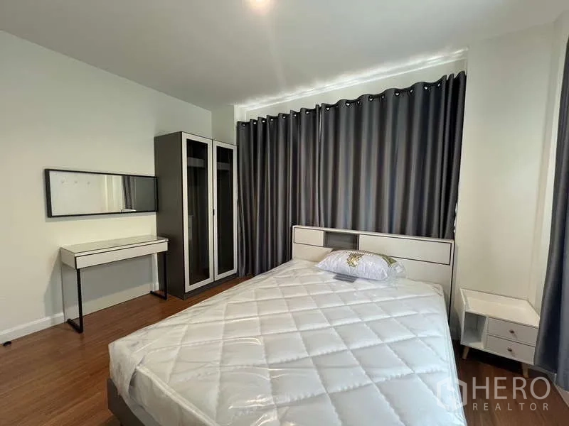 บ้าน ให้เช่าในBang Kapi, Bangkok - ห้องนอนที่สองพร้อมโต๊ะเครื่องแป้ง ตู้เสื้อผ้า และโต๊ะข้างเตียง