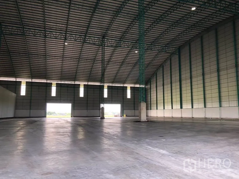 Warehouse for rent in Sai Noi, Nonthaburi - Rear wall with three large loading openings facing the yard and natural light.