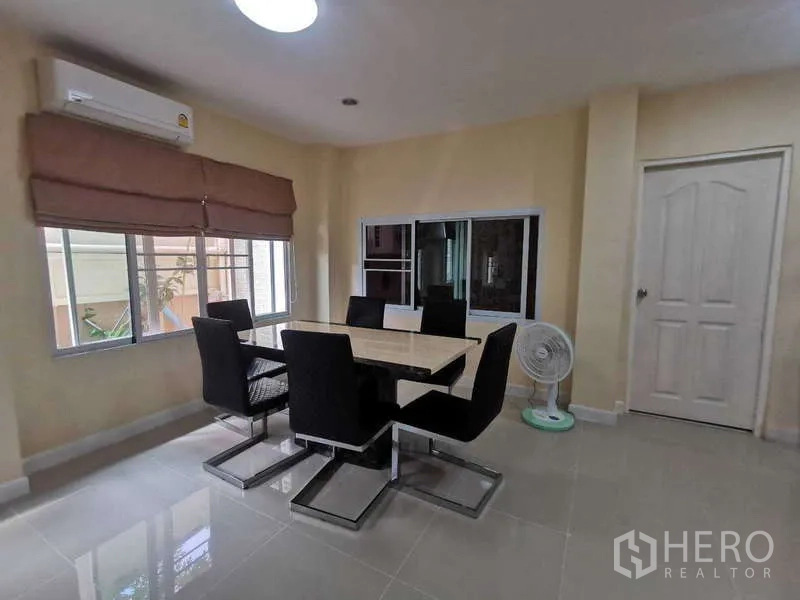 ทาวน์เฮาส์ ให้เช่าในChatuchak, Bangkok - มุมทานอาหารติดช่องเสิร์ฟอาหารและหน้าต่างพร้อมมู่ลี่.