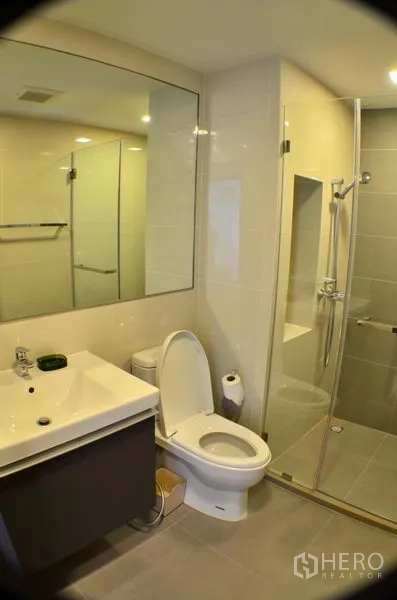 คอนโด ให้เช่าในWatthana, Bangkok - ห้องน้ำสะอาดพร้อมห้องอาบน้ำแบบกระจกและกระจกเงาบานใหญ่