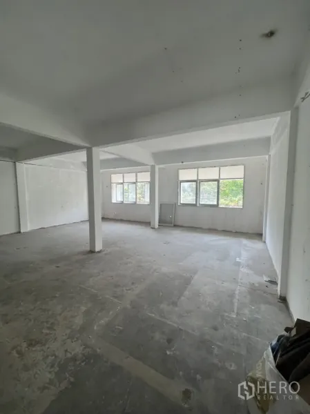 店屋 出租在Watthana, Bangkok - 开阔的上层平面，承重柱与宽窗带来采光。