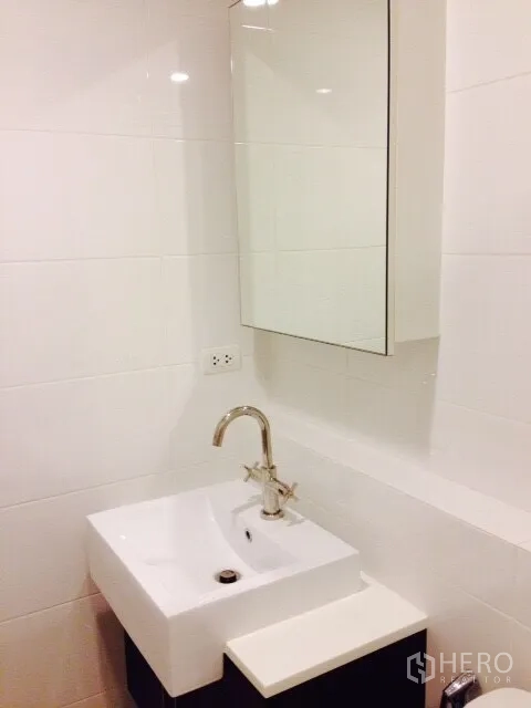 公寓 出租在Phaya Thai, Bangkok - 洁白浴室，方形台盆、镀铬龙头与镜柜。