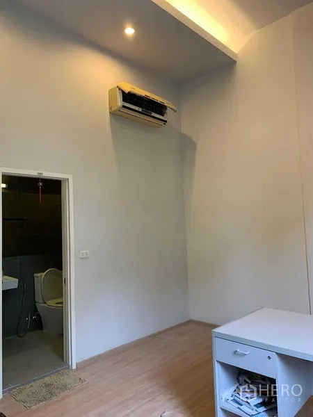 联排别墅 出租在Khan Na Yao, Bangkok - 高挑卧室，壁挂空调，带套内卫浴入口。