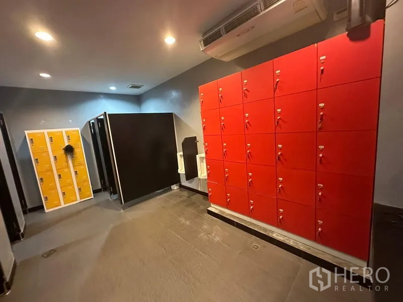 คลังสินค้า ให้เช่าในKhlong Toei, Bangkok - ห้องล็อกเกอร์ พื้นกระเบื้อง ตู้ล็อกเกอร์สีแดง และไฟเพดาน