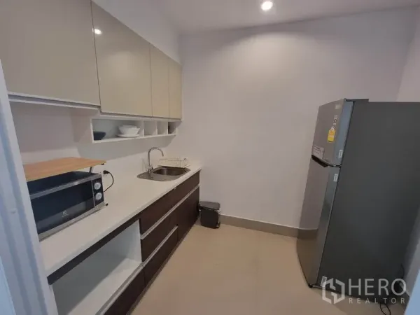 คอนโด ให้เช่าในRatchathewi, Bangkok - ครัวแถวเรียบสมัย ตู้แขวน อ่างล้างจาน ไมโครเวฟ และตู้เย็นขนาดใหญ่