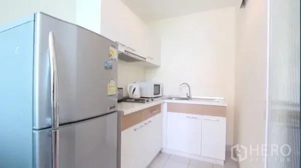 คอนโด ให้เช่าในWatthana, Bangkok - ครัวแยกสว่างตา ตู้สีขาว ตู้เย็นสแตนเลส และไมโครเวฟ