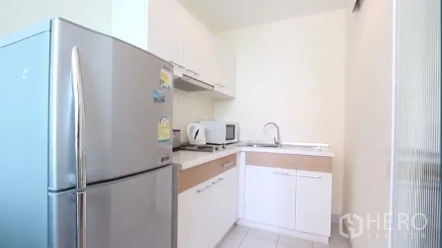 คอนโด ให้เช่าในWatthana, Bangkok - ครัวแยกสว่างตา ตู้สีขาว ตู้เย็นสแตนเลส และไมโครเวฟ