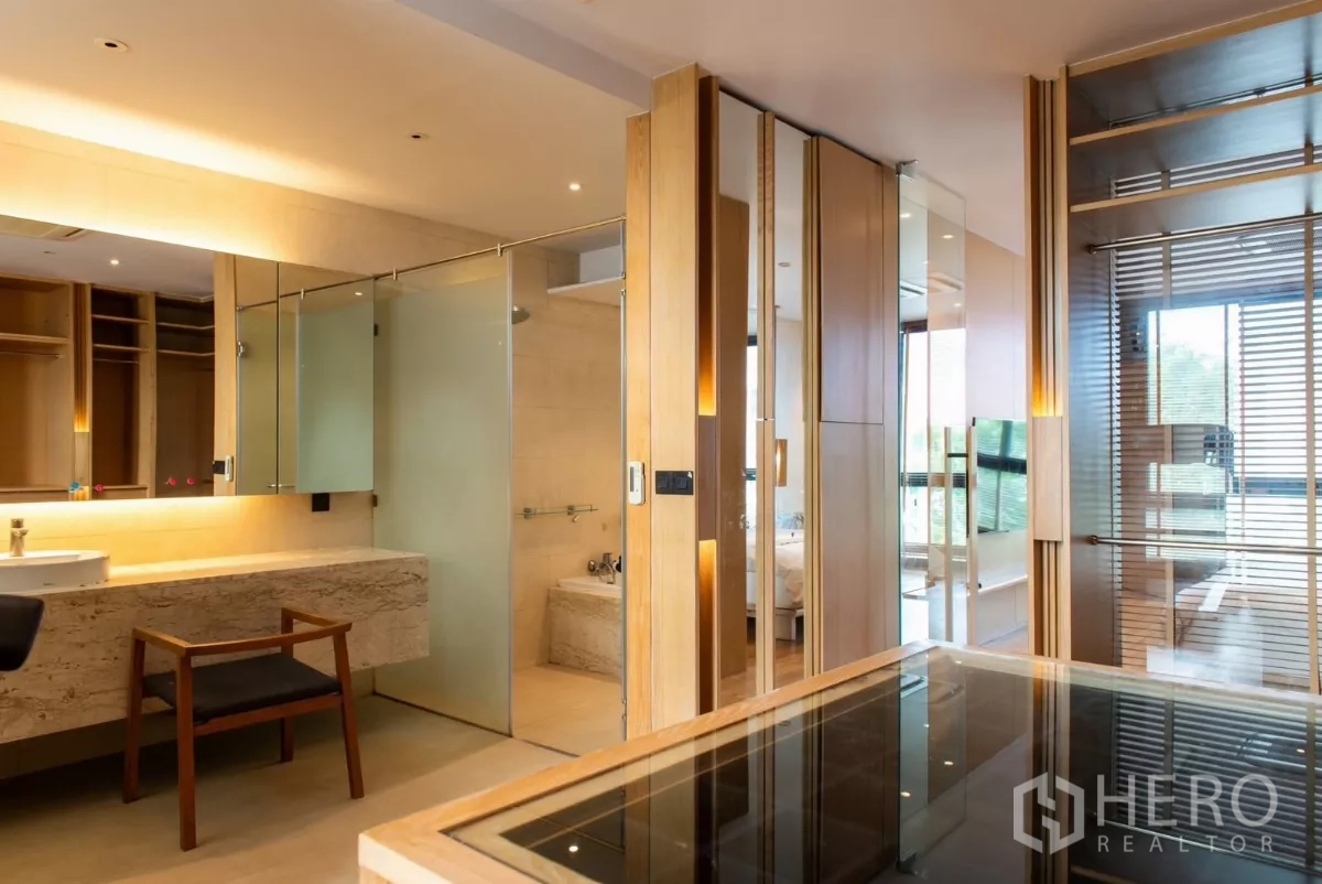 ทาวน์เฮาส์ ให้เช่าในLat Phrao, Bangkok - ห้องน้ำสวยหรู เคาน์เตอร์หินยาว กระจกบานใหญ่ และห้องอาบน้ำกระจกฝ้า