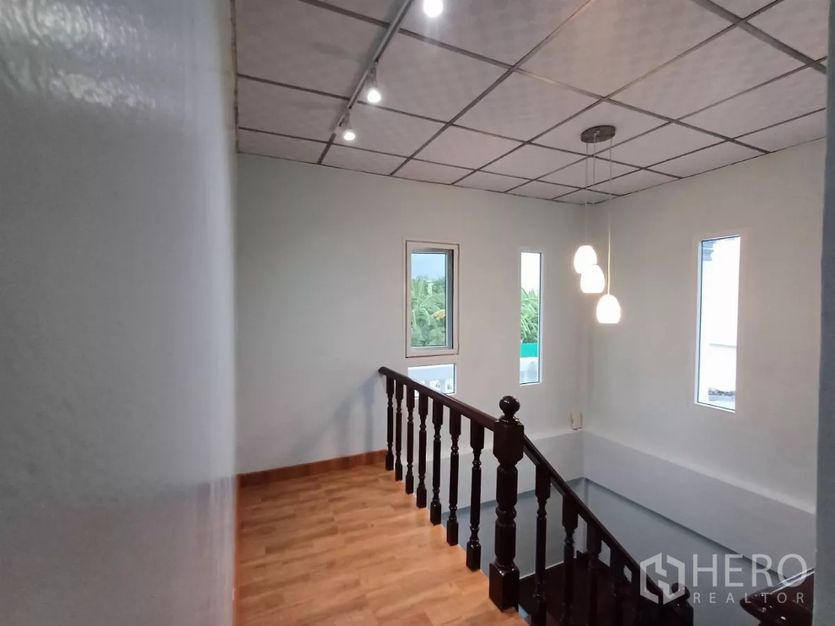 สำนักงานที่บ้าน ให้เช่าในPhra Khanong, Bangkok - ชานบันไดพร้อมโคมแขวนและช่องหน้าต่างแนวตั้ง