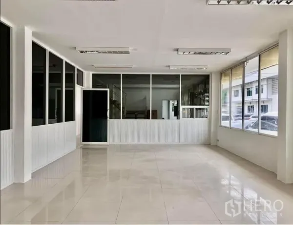 货栈 出租在Prawet, Bangkok - 一楼明亮办公室，大窗户与日光灯照明。