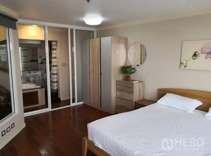 คอนโด ให้เช่าในKhlong Toei, Bangkok - ห้องนอนใหญ่กั้นกระจกเชื่อมห้องน้ำในตัวพร้อมอ่างจากุซซี่