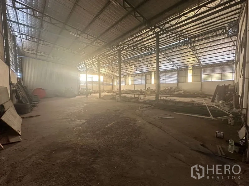 คลังสินค้า ให้เช่าในSaphan Sung, Bangkok - ภายในโกดังโล่ง หลังคาเมทัลชีท มีช่องระบายอากาศและเสา