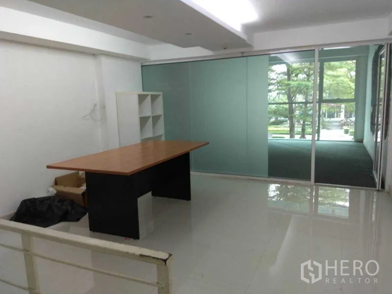 零售空间 出租在Huai Khwang, Bangkok - 明亮后勤办公室，亮面白色地砖、书桌与玻璃隔墙。