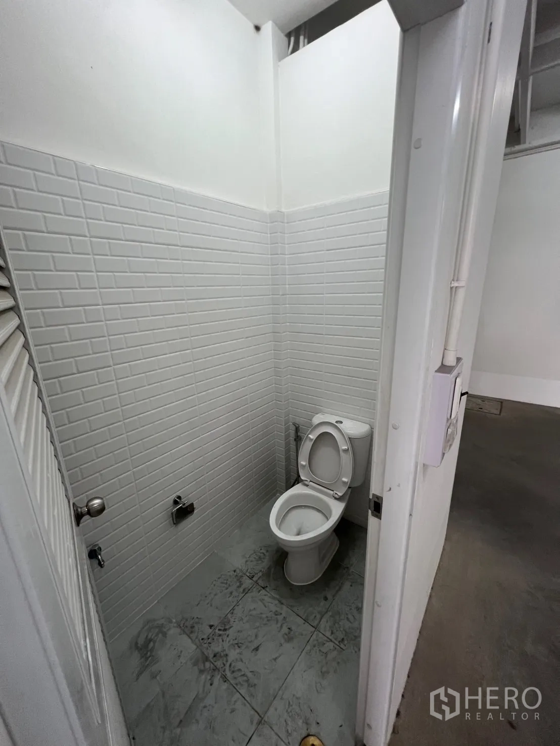 店屋 出租在Khlong Toei, Bangkok - 翻新的卫生间，白色地铁砖与坐便器。