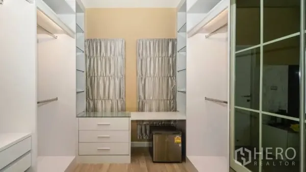 บ้าน ให้เช่าหรือขายในLat Krabang, Bangkok - ห้องแต่งตัวแบบวอล์กอิน มีลิ้นชัก ชั้นวาง และราวแขวนเสื้อผ้าหลายตำแหน่ง