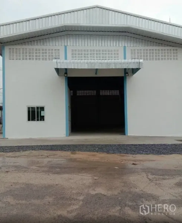 货栈 出租在Pathum Thani - 仓库正面与车道，宽大入口便于卡车进出
