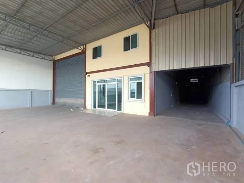 โรงงาน ให้เช่าหรือขายในMueang Samut Sakhon, Samut Sakhon - ด้านหน้าโกดังมีออฟฟิศกกระจก ประตูม้วน และลานกึ่งในร่ม